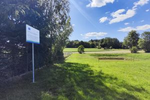 Tablica informacyjna przy zbiorniku retencyjnym w Bartoszkach