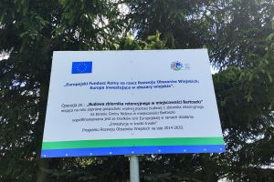 Tablica informacyjna przy zbiorniku retencyjnym w Bartoszkach