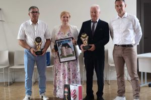 Przedstawiciele Powiatu Nidzickiego ze statuetkami z okazji 25 lecia przyjażni
