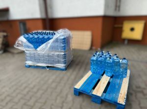 Widok na palety z 5-litrowymi butlami z wodą