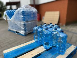 Widok na palety z 5-litrowymi butlami z wodą (2)