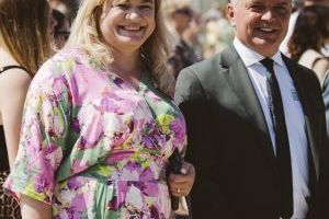Zaproszerni goście z uśmiechem na ustach