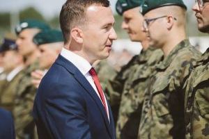 Zaproszony gość składa gratulacje żołnierzom