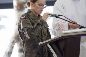Żołnierka stoi podczas mszy