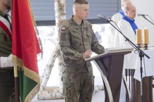 Żołnierz stoi podczas mszy