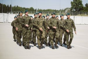 Żołnierze maszerują (4)