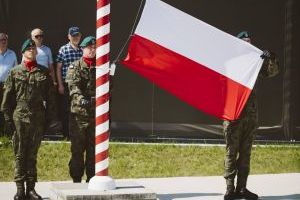 Żołnierze wciągają flagę na maszt