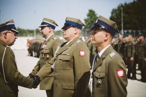 Dowódca składa graulacje żołnierzom