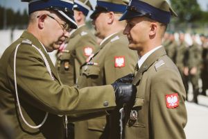 Dowódca wyróżnia medalem żołnierza (2)