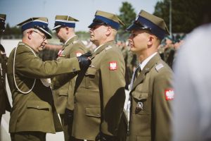 Dowódca wyróżnia medalem żołnierza