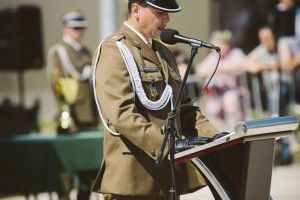 Oficer przemawia