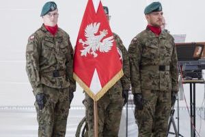 Poczet sztandarowy stoi na baczność
