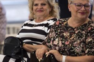 Zaproszeni goście czekają na rozpoczęcie imprezy (2)
