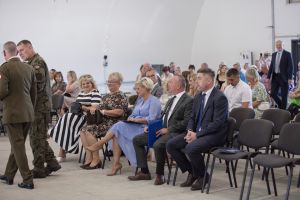 Zaproszeni goście czekają na rozpoczęcie imprezy