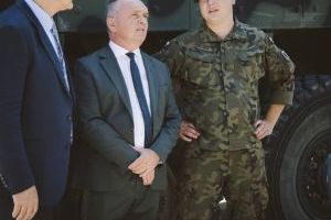 Zaproszeni goście pozują do zdjęcia