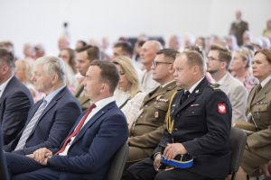 Zaproszeni goście słuchają wystąpienia (4)