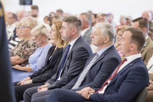 Zaproszeni goście słuchają wystąpienia (5)