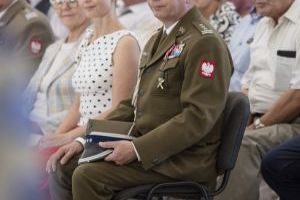 Zaproszeni goście słuchają wystąpienia