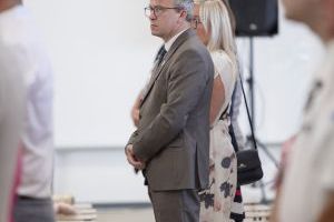 Zaproszeni goście stoją na baczność (3)