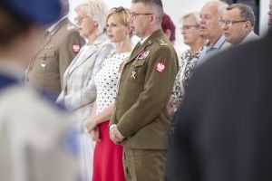 Zaproszeni goście stoją na baczność (8)