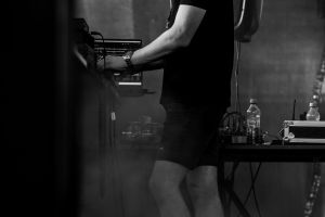 DJ przy konsolecie