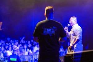 Mężczyzna w koszulce z logo Rap Festiwalu