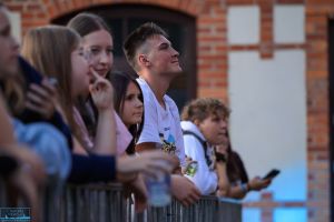 widok na publiczność pod scęną