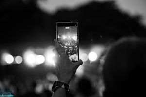 widok na telefon nagrywający wydarzenie