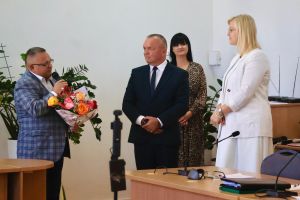 Wiceprzewodniczący Rady Miejskiej - Dariusz Gółnik przemawiający w towarzystwie Burmistrza Nidzicy do Skarbnika Miasta
