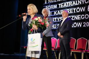 kobieta przemawia na scenie