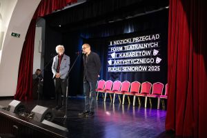 mężczyzna przemawia na scenie