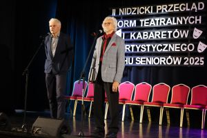 dwóch mężczyzna stoi na scenie