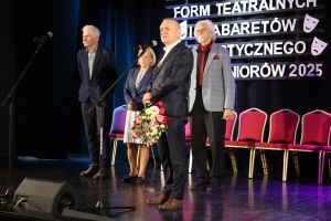 grupa mężczyzn na scenie