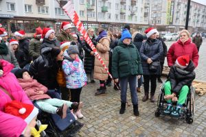 Dzieci z opiekunami czekaja na odpalenie choinki (2)