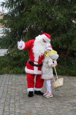 Dziewczynka Mikołajem pozuje do zdjęcia