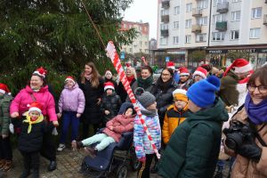Radość na twarzach dzieci i ich opiekunów-choinka odpalona