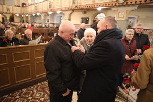 Burmistrz dekoruje jubilata