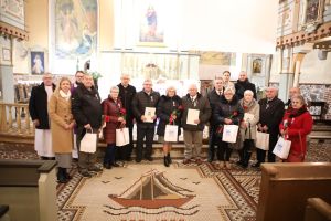 Jubilaci pozują do zdjęcia