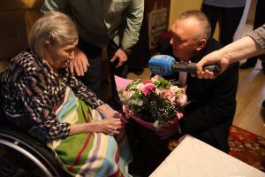 Pan burmistrz ze 106 latką