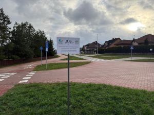 Tablica informacyjna postawiona obok skrzyżowania