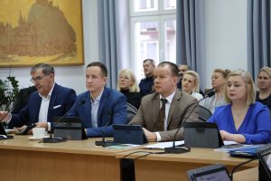 Radni Rady Miejskiej w Sali Konferencyjnej Urzędu Miejskiego w Nidzicy podczas Sejsji Rady Miejskiej w Nidzicy
