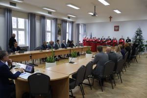 Radni Rady Miejskiej w Sali Konferencyjnej Urzędu Miejskiego w Nidzicy podczas występu zespołu wokalnego Retro