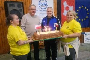 Dwie kobiety pozują do zdjęcia z tortem