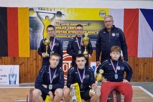 Medaliści pozuja do zdjęcia