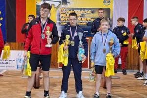 Medaliści pozują do zdjęcia (2)