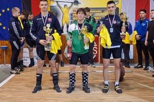 Medaliści pozują do zdjęcia