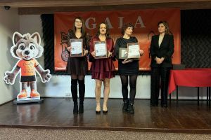 osoby nagrodzone pozują do zdjęcia grupowego