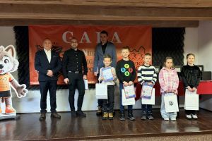 Burmistrz nidzicy pozuje do zdjęcia grupowego z osobami nagrodzonymi