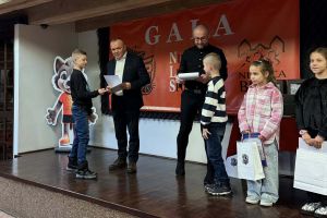 Burmistrz Nidzicy wręcza nagody