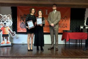 osoby nagrodzone pozują do zdjęcia grupowego (2)